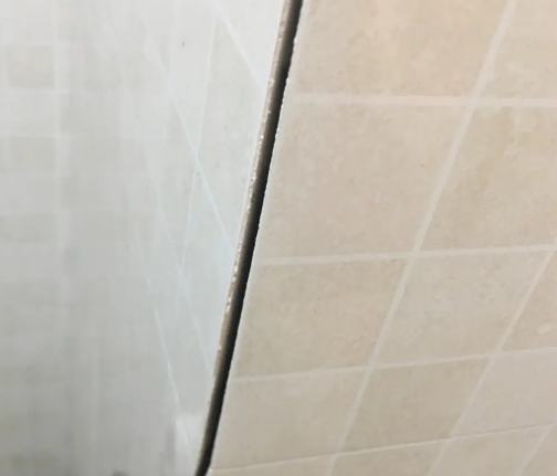 孙吴瓷砖空鼓维修公司分享阳台瓷砖脱落的修复过程可以分为以下几个步骤