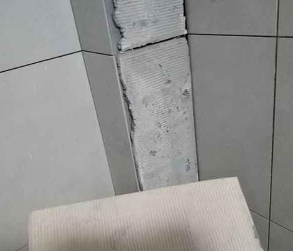 孙吴瓷砖空鼓维修公司分享下厨房瓷砖脱落的补救措施。